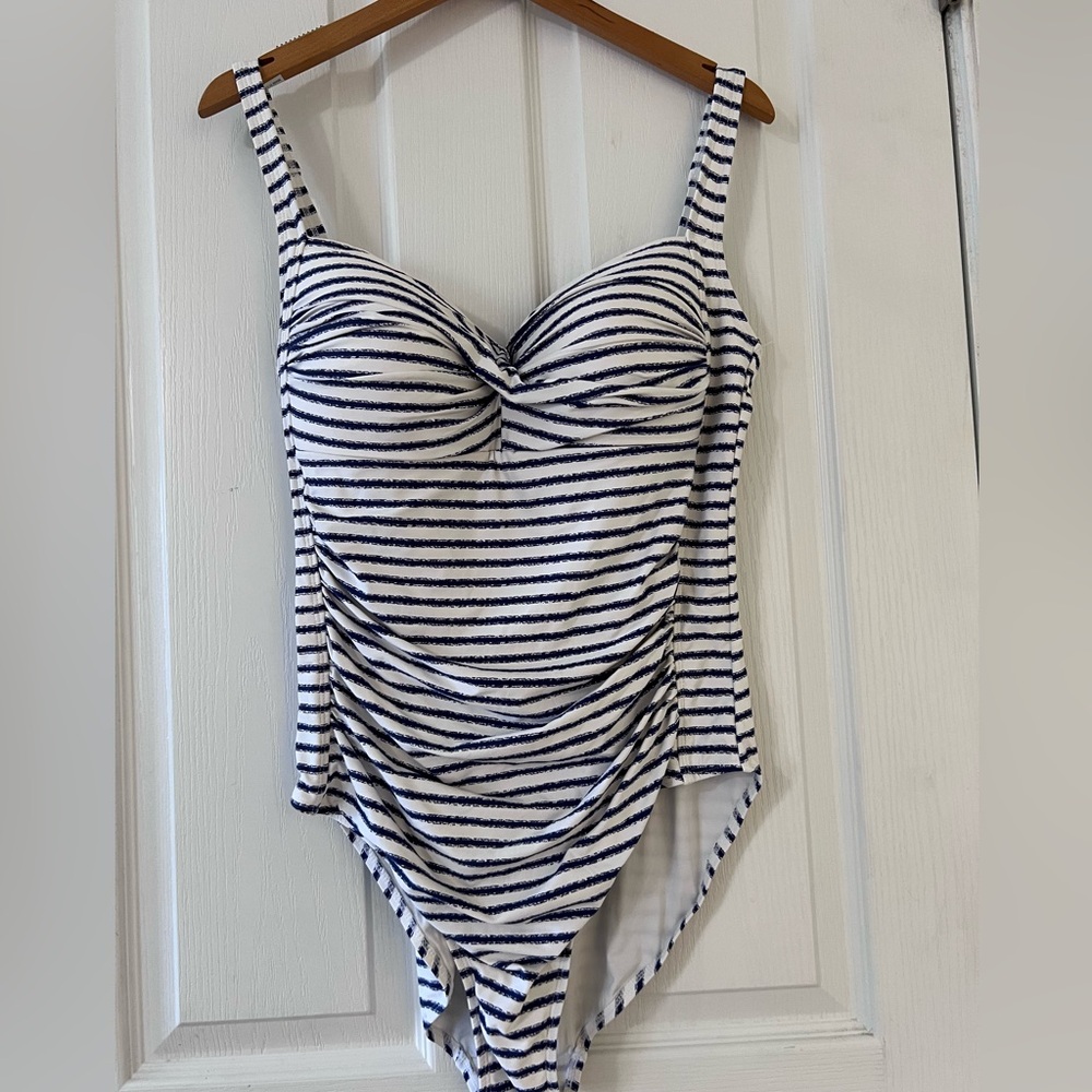 Niptuck Swim padded multi fit cup with adjustable straps. Size 12 see pics